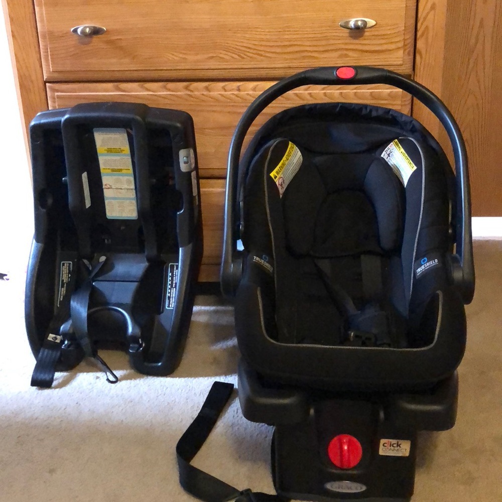 Graco click connect.  Comes with 2 bases.